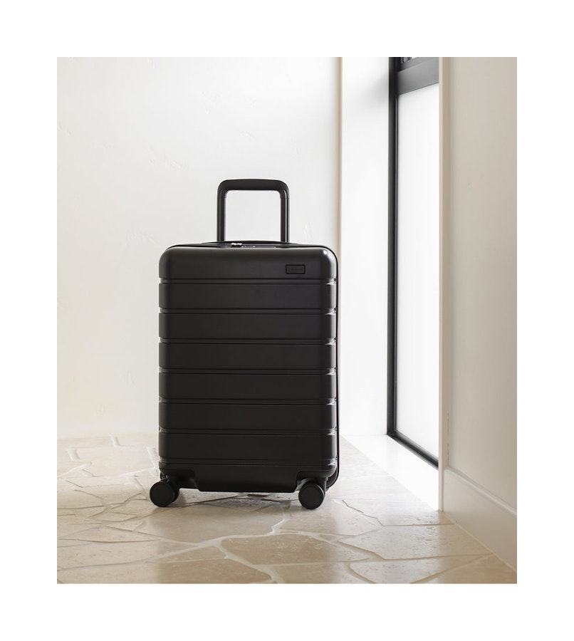 Explorer Arlo Pro 52cm Hardside USB Carry-On Suitcase Black Black
